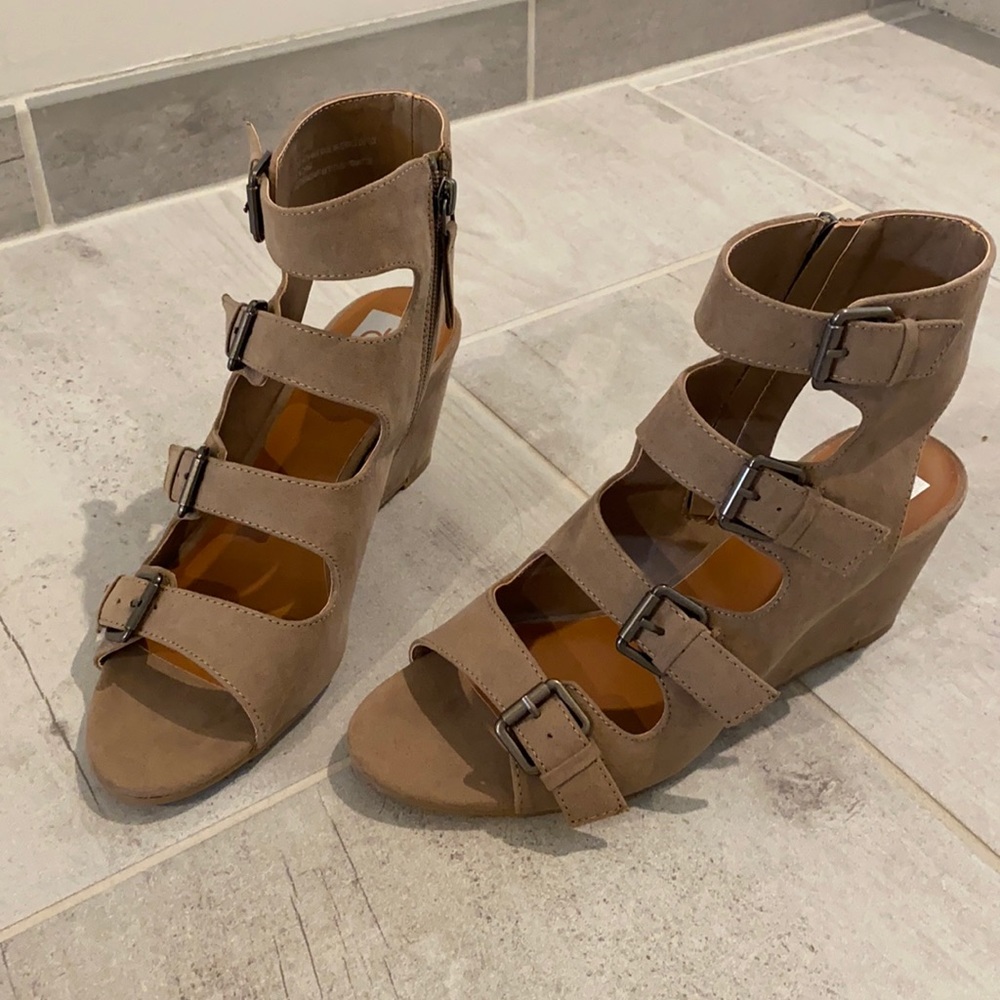 DV sandals